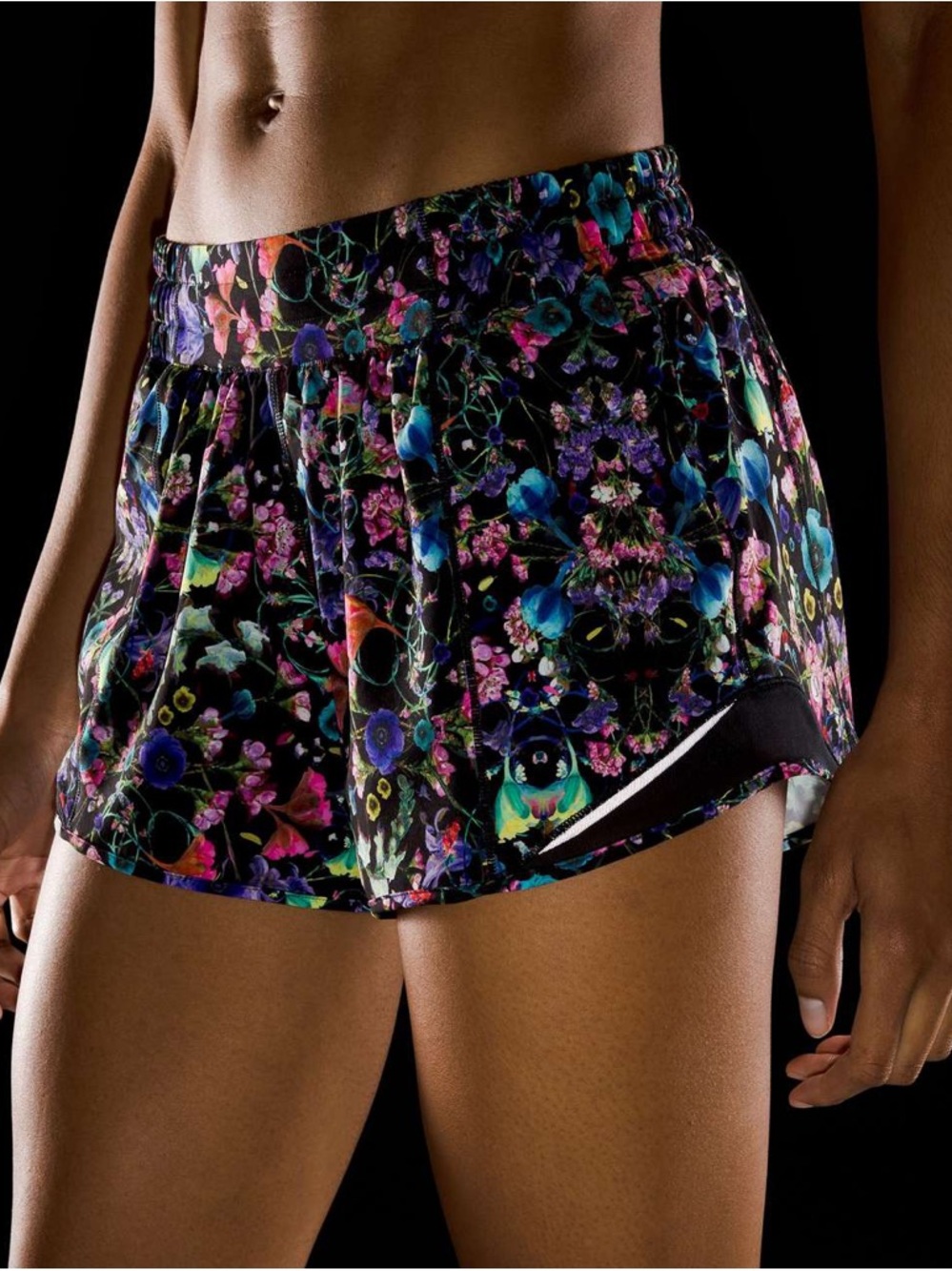Lululemon Hotty Hot Low-Rise Lined Short 4" Flowerscope Black Multi / Black - 2